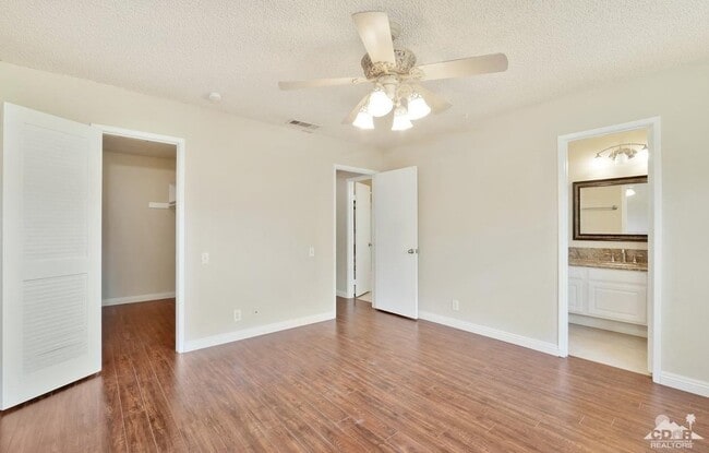 Building Photo - Central Palm Desert Home (3b/2b)