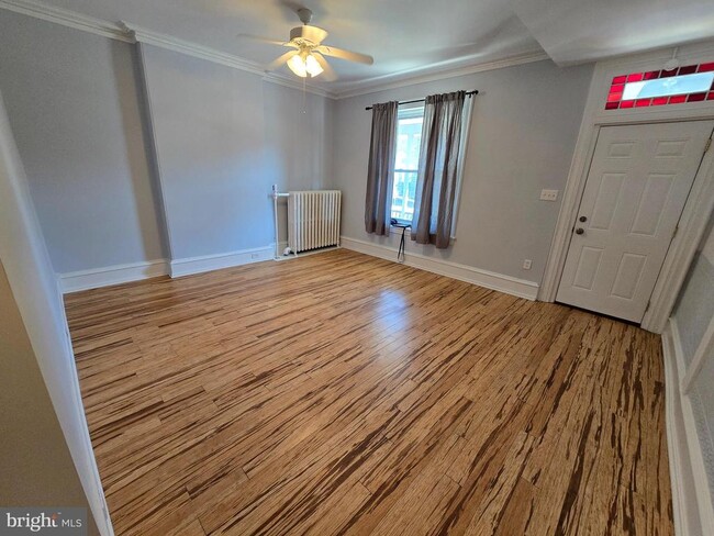Building Photo - 448 Roxborough Ave