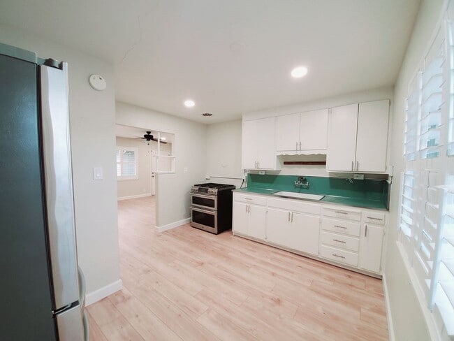 Building Photo - 2 bedroom home with garage, solar power, A...