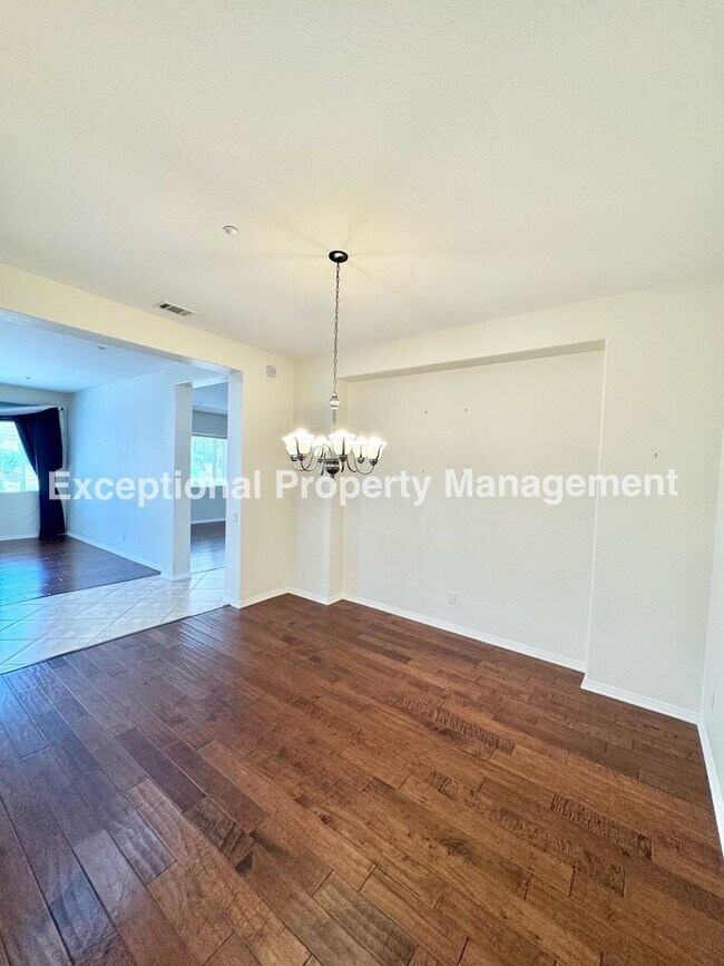 Building Photo - Beautiful 3 bedroom 3 bathroom single stor...
