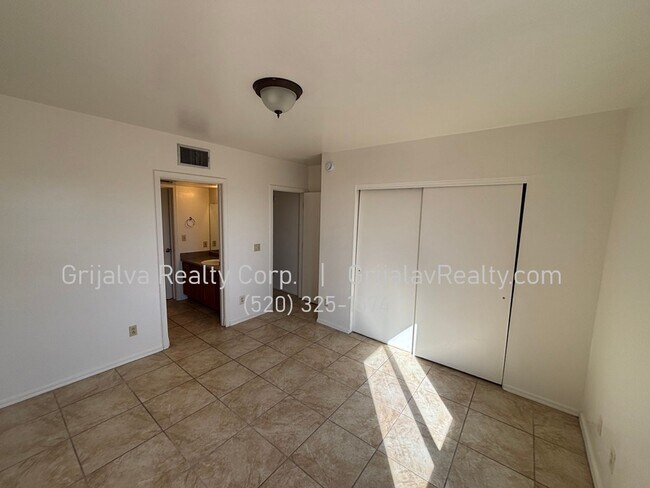 Building Photo - 1634 E Calle Grandiosa