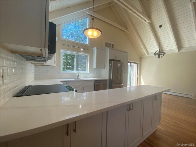 Building Photo - 15 Crestview Dr
