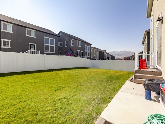 Building Photo - Spacious Open Floor Plan Available Soon!
