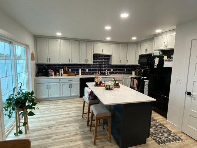 Building Photo - Beautiful 3 bed 2.5 bath Townhome