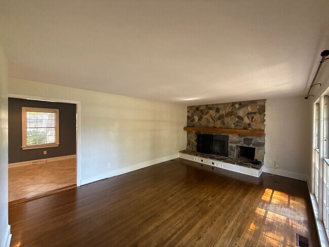 Building Photo - 3-Bedroom Home in Montclaire!