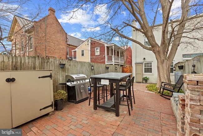 Building Photo - 810 Queen St