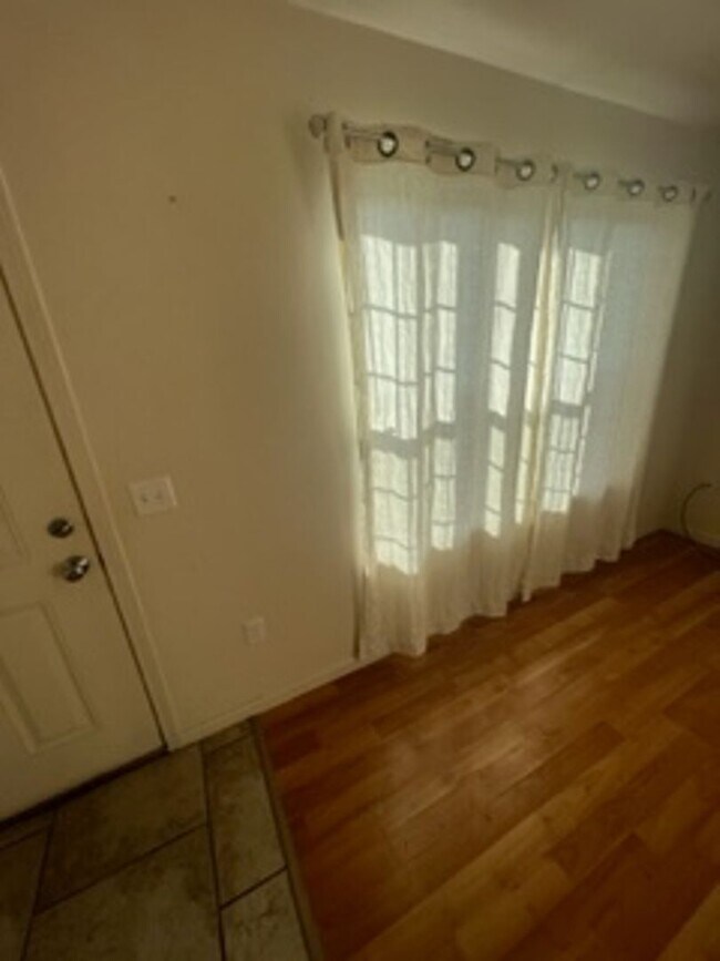 Building Photo - 4020-4026 W Lamont Way