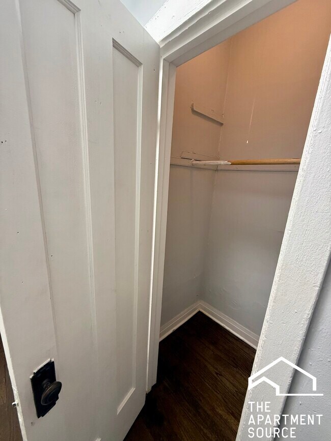 Building Photo - 1030 E Hyde Park Blvd