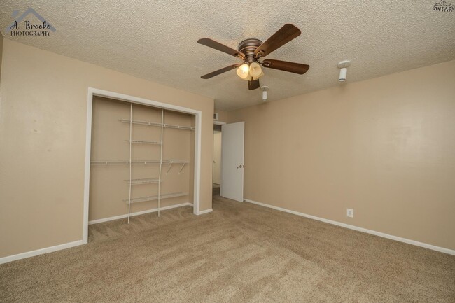 Building Photo - 5222 Jamaica Dr