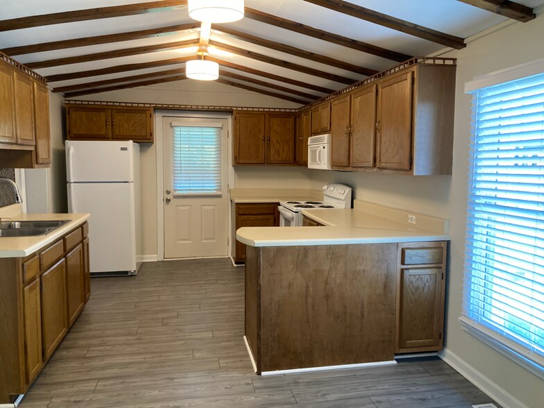 Building Photo - 904 Afton St