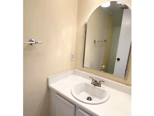 Building Photo - 11710 Southlake Dr