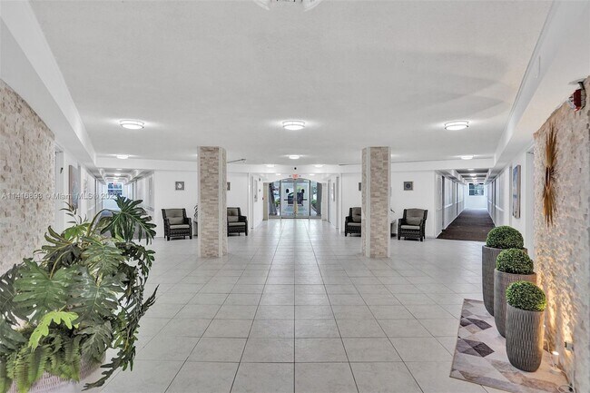 Building Photo - 1913 S Ocean Dr