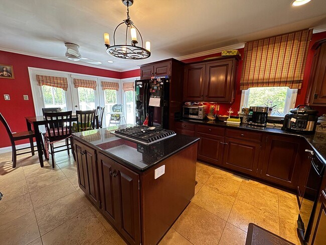 Building Photo - Fantastic 5 Bed 5.5 Bath Single Family Hom...