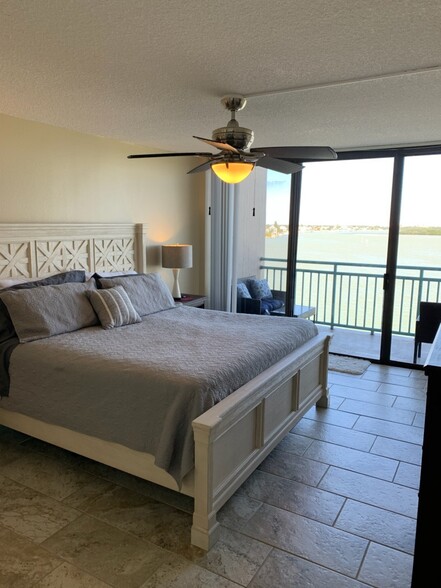 Master bedroom waterview and balcony - 1 Key Capri Key