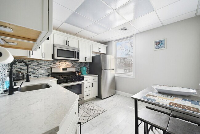 Building Photo - 444 Oneida St