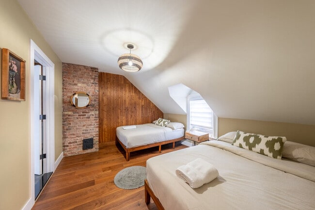 Building Photo - 139 W 4th Ave