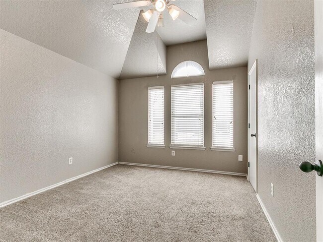 Building Photo - 617 Golden Eagle Dr