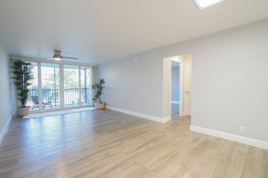 Building Photo - 7 Royal Palm Way