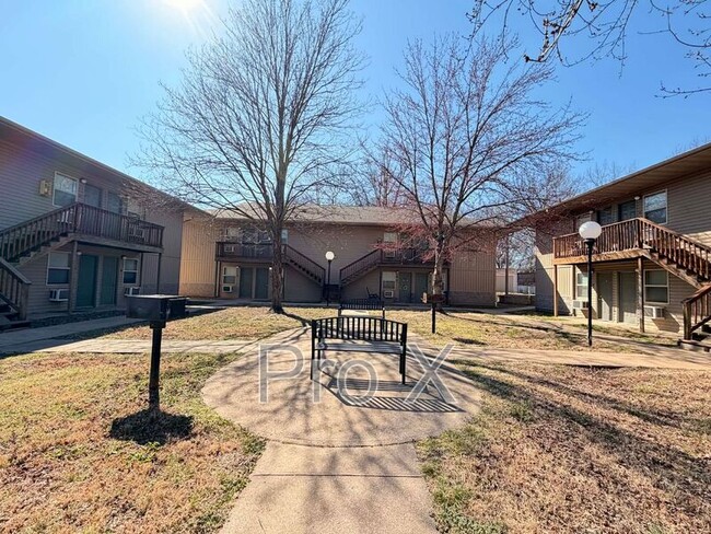 Building Photo - 928 N Goetz Blvd