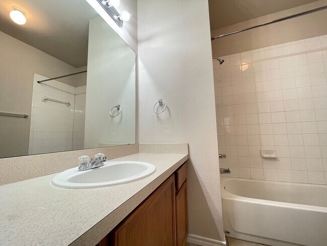 Building Photo - Charming 3/2 Duplex with Garage — No Carpet, Fenced Yard!