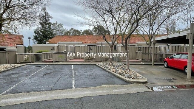 Building Photo - Beautiful 4 bedroom 2.5 bath townhome w/ v...