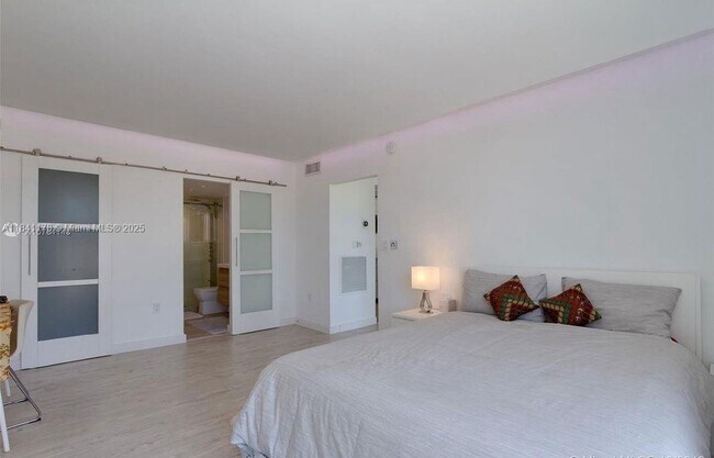 Building Photo - 9800 W Bay Harbor Dr