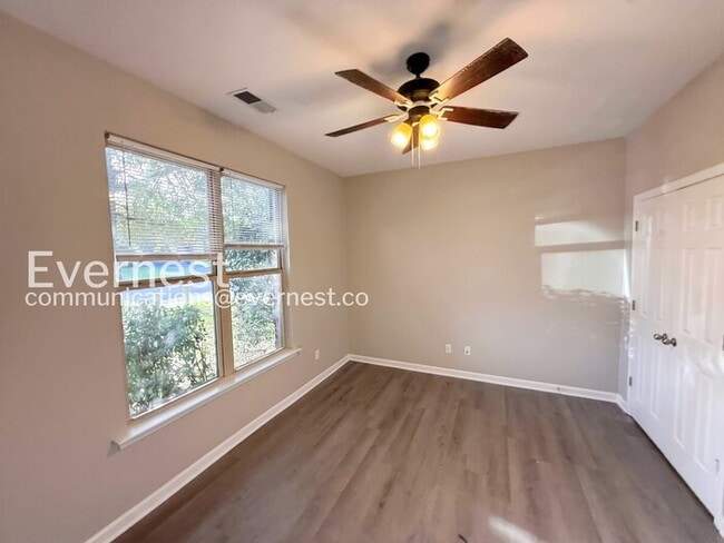 Building Photo - 3-Bed/2-Bath Home with Fenced Yard/Available Now!