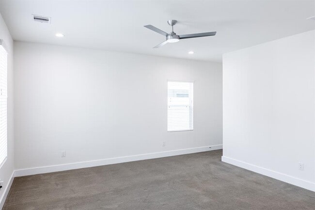 Building Photo - 5509 Paraiso Pl