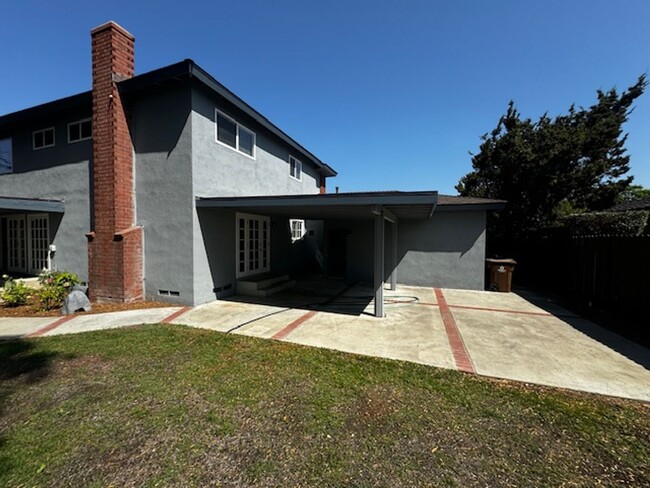 Building Photo - Beautiful Single Family Home with a Privat...