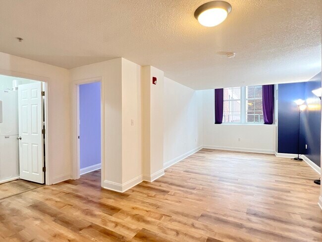 Building Photo - 200 Market St