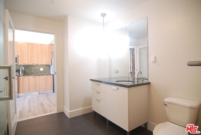 Building Photo - 460 S Spring St