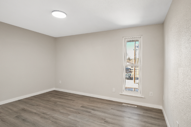 Building Photo - Completely Renovated Apartment!