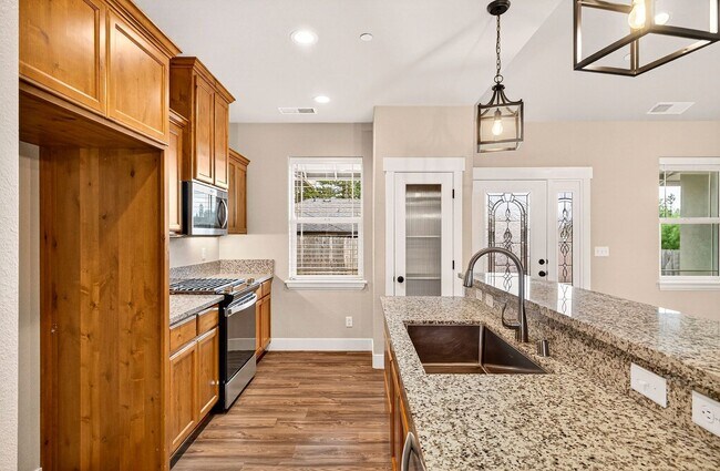 Building Photo - 3-bedroom, 2-bathroom home nestled in the ...