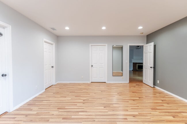 Building Photo - 640 E Valencia Ave