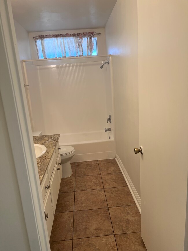 Gorgeous full bathroom - 2356 Canyon Park Dr