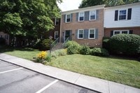 Building Photo - 3 bedroom / 2 1/2 Bath.  Close to Campus. ...