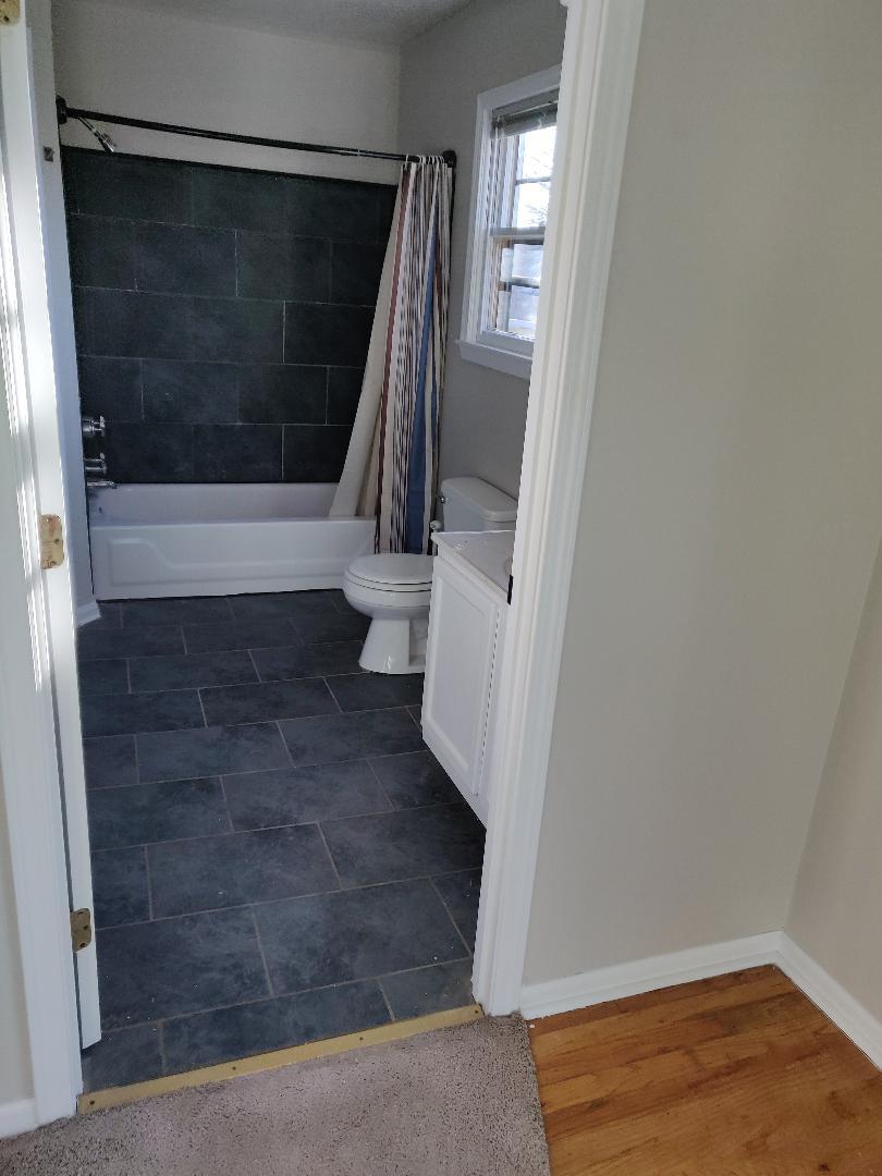 full bath - 3158 Oak St