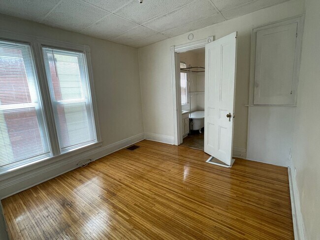 Building Photo - 385 Meigs St