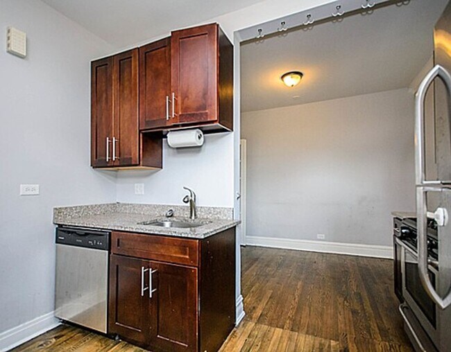 Building Photo - 1451 W Balmoral Ave