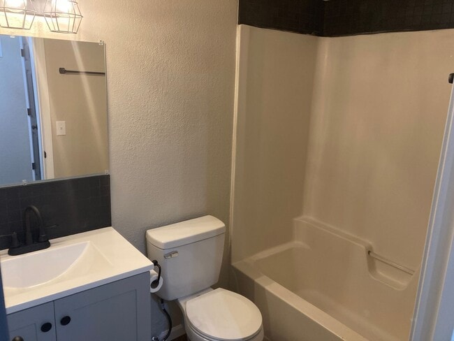 Building Photo - Renovated 2 Bedroom Apartment