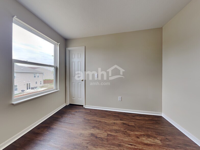 Building Photo - 2219 S Briarwood Dr