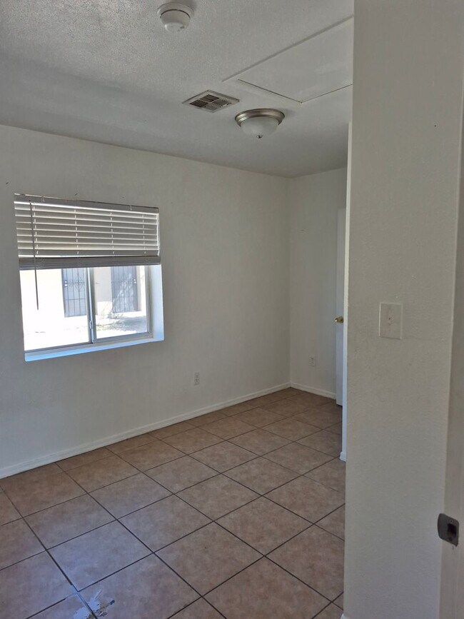 Building Photo - Refreshed 3 Bed/2 Bath Duplex