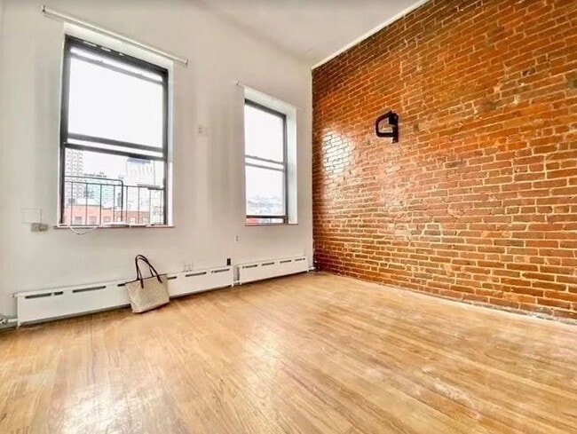 Primary Photo - 1370-1374 York Ave