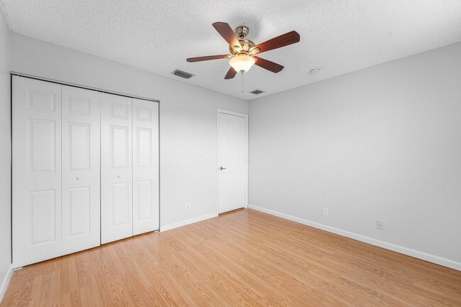 Building Photo - 3256 Commodore Ct