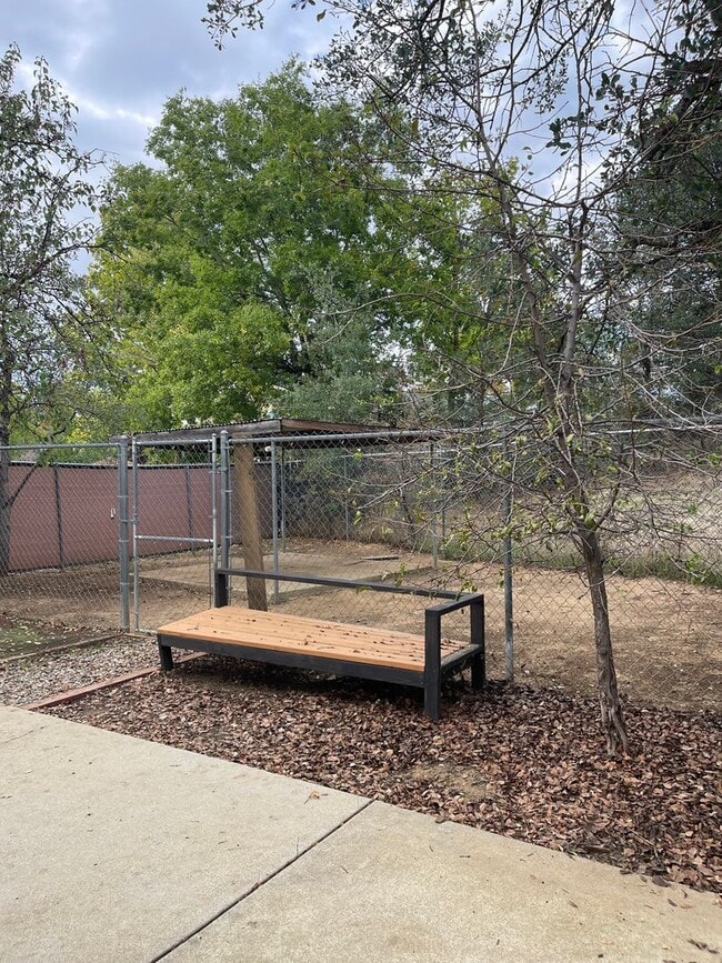 Building Photo - COUNTRY OAKS SUBDIVSION LARGE 3 BED 2 BATH...