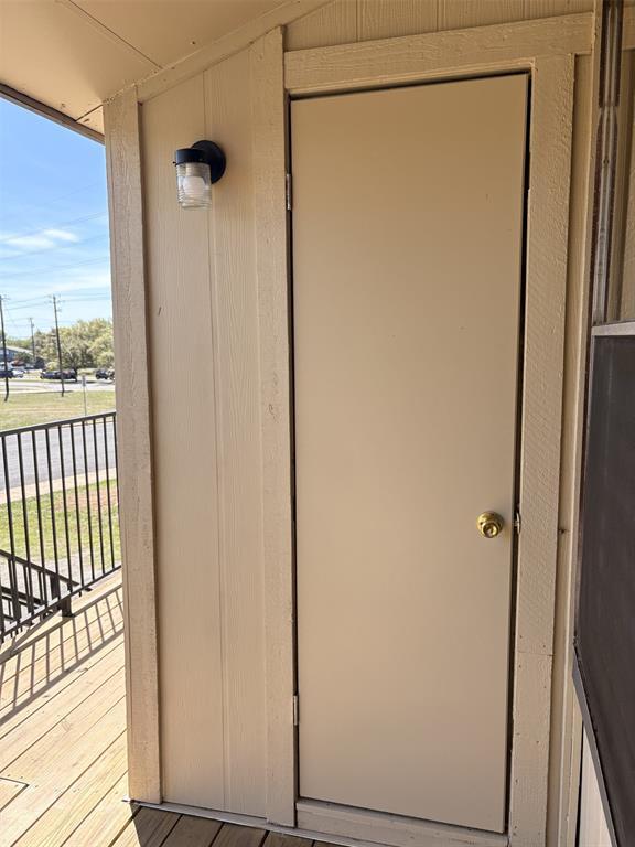 Building Photo - 9902 Roxanna Dr