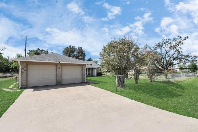 Building Photo - 11139 Holly Hill Ln