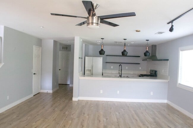 Building Photo - 25848 Iris Ave