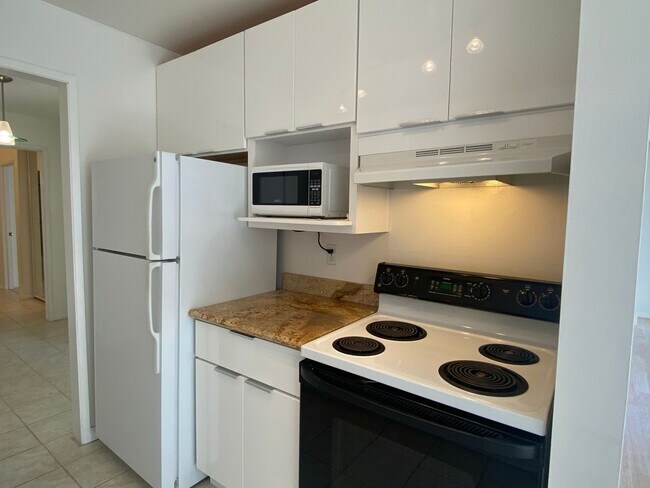 Building Photo - One Bedroom Condo Available in Watergate Community/Emeryville!