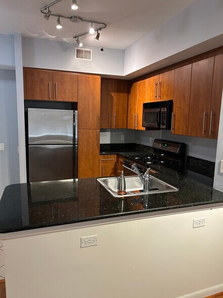 Building Photo - 1021 N Garfield St